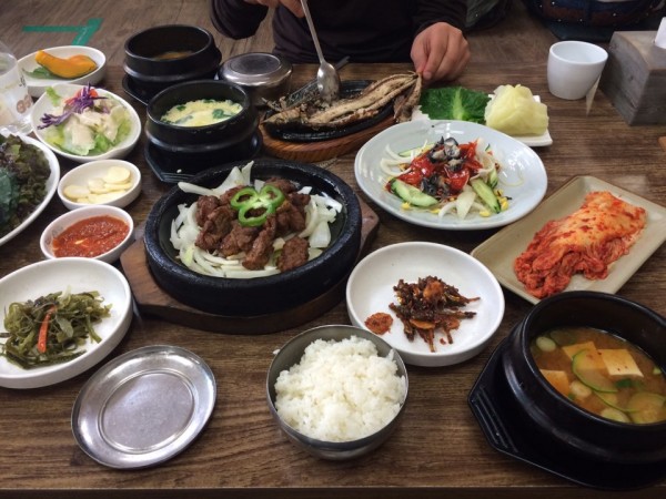 흥해참숯석갈비_다양한_반찬.jpg