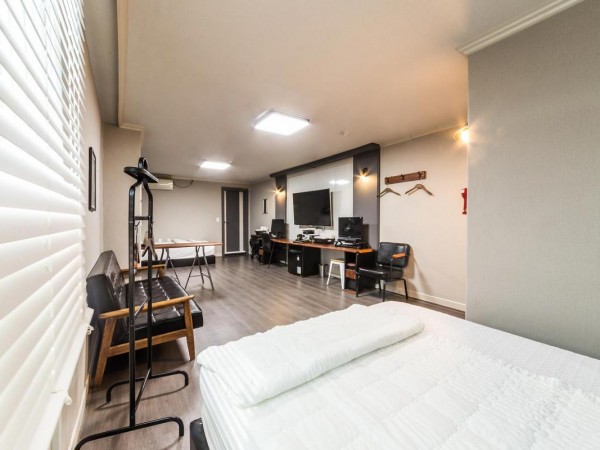 5ac193360b55b0.97554790.jpg