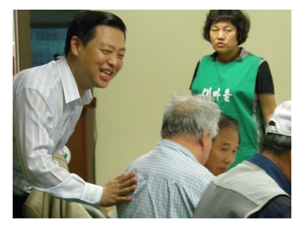 홍은_일동_어르신말씀들으시는_위원장님.jpg