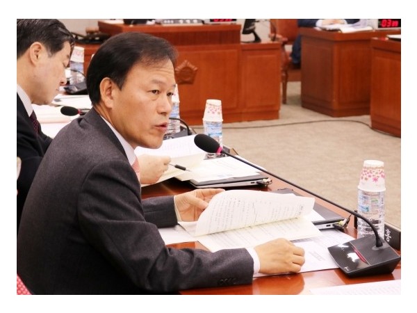 윤한홍.jpg